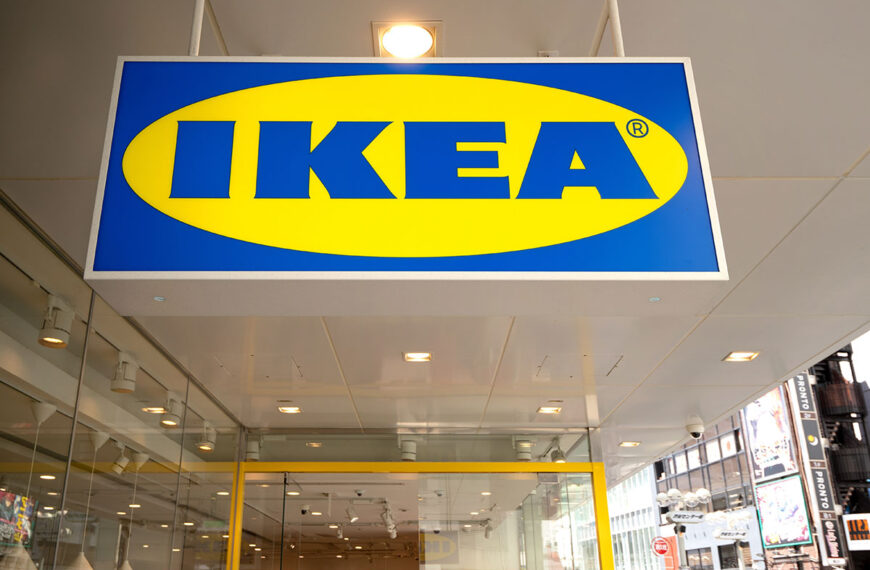 Deze mini-barbecue van IKEA zal overal te zien zijn deze zomer