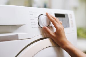 De veelgemaakte fout voor vertrek op vakantie die de elektriciteitsrekening door de wasmachine de hoogte in jaagt