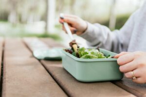 Je moet ze absoluut weggooien: je mag je plastic voedselcontainers niet bewaren als ze deze vreemde tekenen vertonen