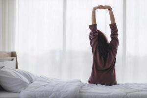 Professionals in schoonmaak geven hun mening over het dragen van buitenkleding naar bed