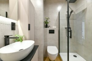 Het hoekje van het toilet dat iedereen vergeet schoon te maken (en het is niet de wc-bril)