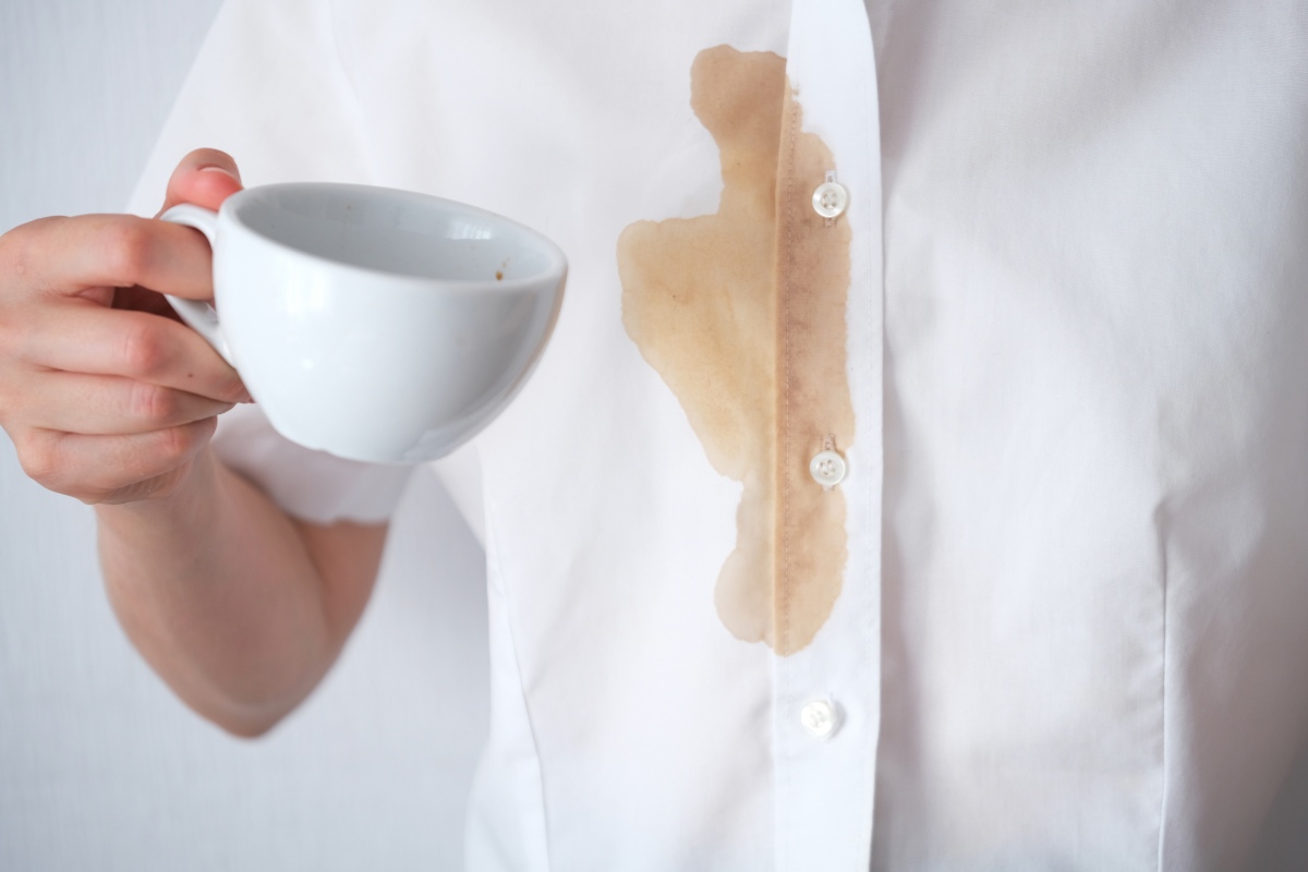 6 onfeilbare tips om koffievlekken uit kleding te verwijderen
