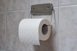 Dit is de juiste manier om je toiletpapier op te hangen volgens de professionals