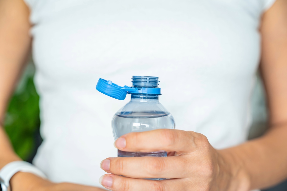 Dit is de meest effectieve truc om van nare geuren in plastic flessen af te komen