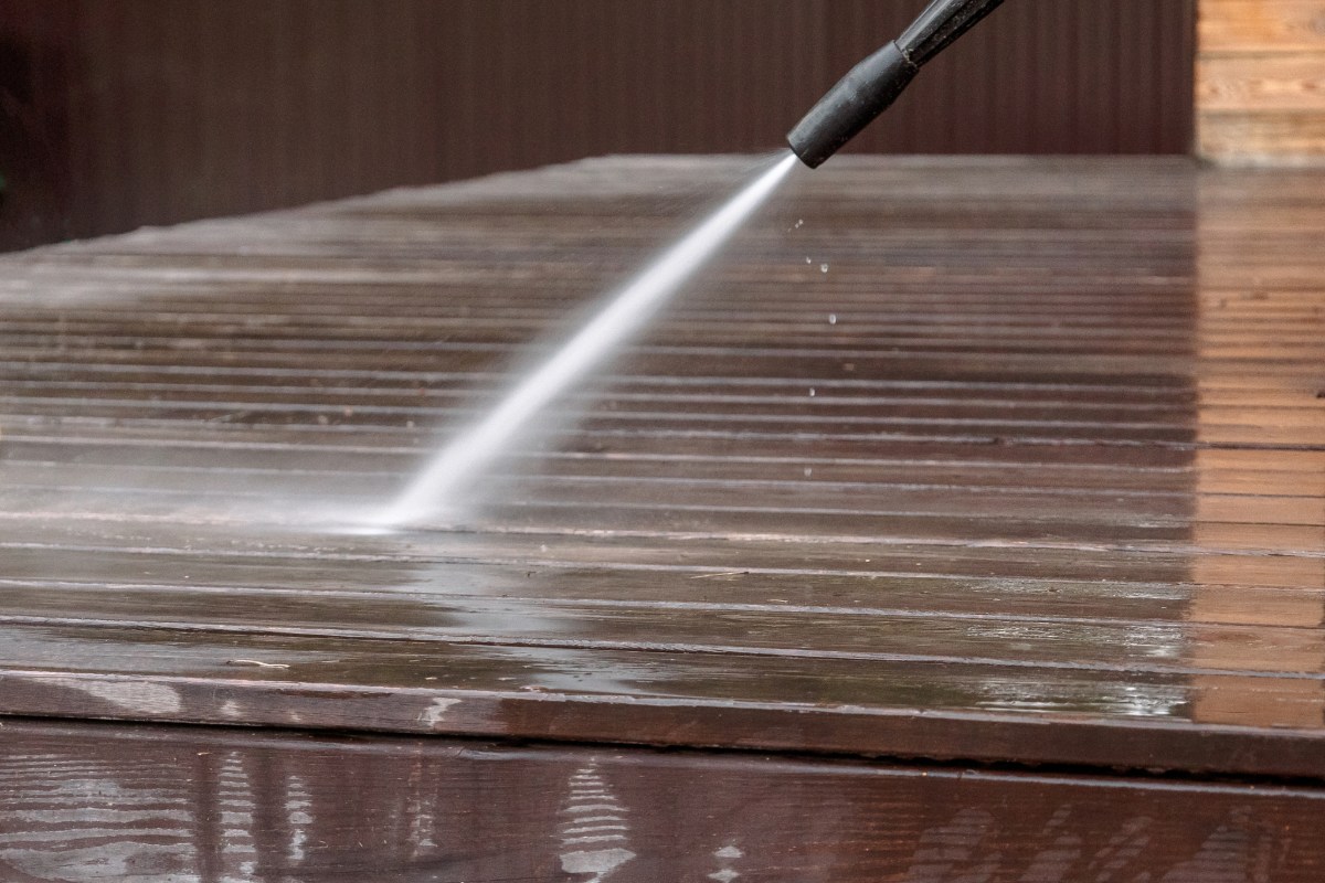 Dit product van 6 euro reinigt uw terras of paden binnen enkele minuten