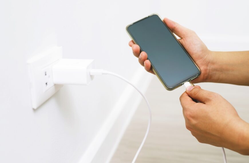 Moet je eerst de oplader of de telefoon verwijderen? Dit is wat je moet doen