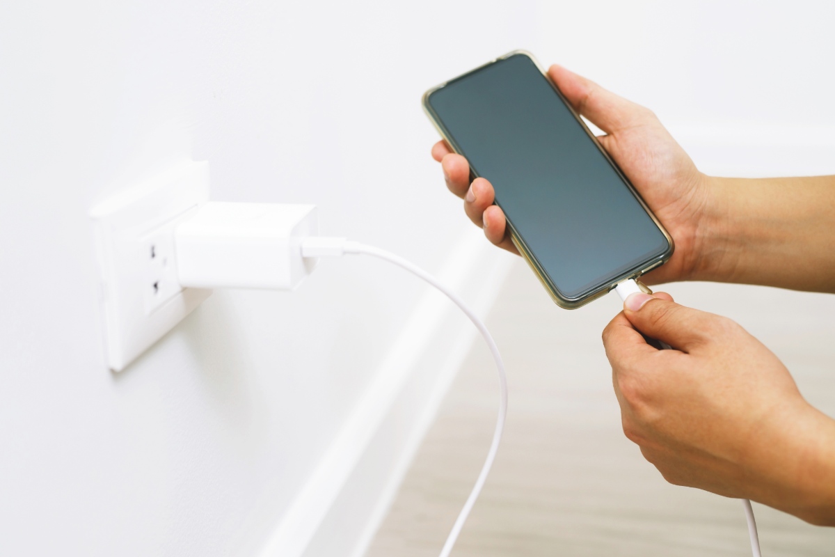 Moet je eerst de oplader of de telefoon verwijderen? Dit is wat je moet doen