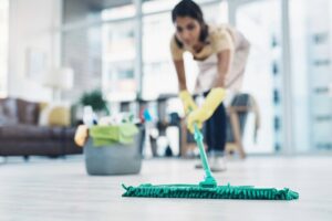 Schoonmaken voor vakantie: de 6 essentiële taken die je volgens de professionals nooit mag vergeten