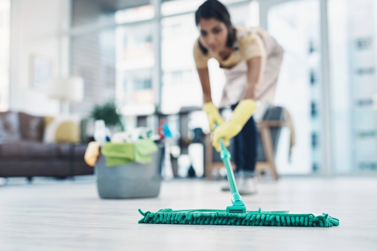 Schoonmaken voor vakantie: de 6 essentiële taken die je volgens de professionals nooit mag vergeten