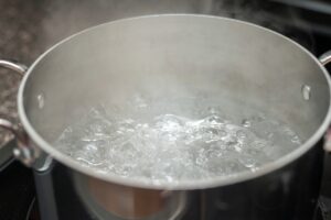 Waarom je nooit kokend water in de gootsteen moet gooien