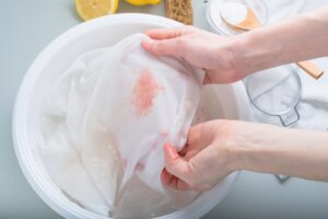 Zo verwijder je een bloedvlek uit kleding volgens de experts