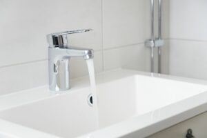 Deze veelvoorkomende fout met de badkamerkraan doet je waterrekening stijgen