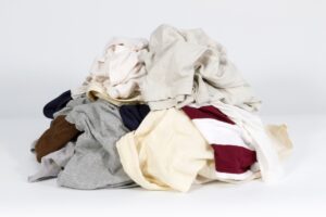 Gooi je oude t-shirts niet weg: 9 slimme ideeën om ze gemakkelijk thuis te recyclen