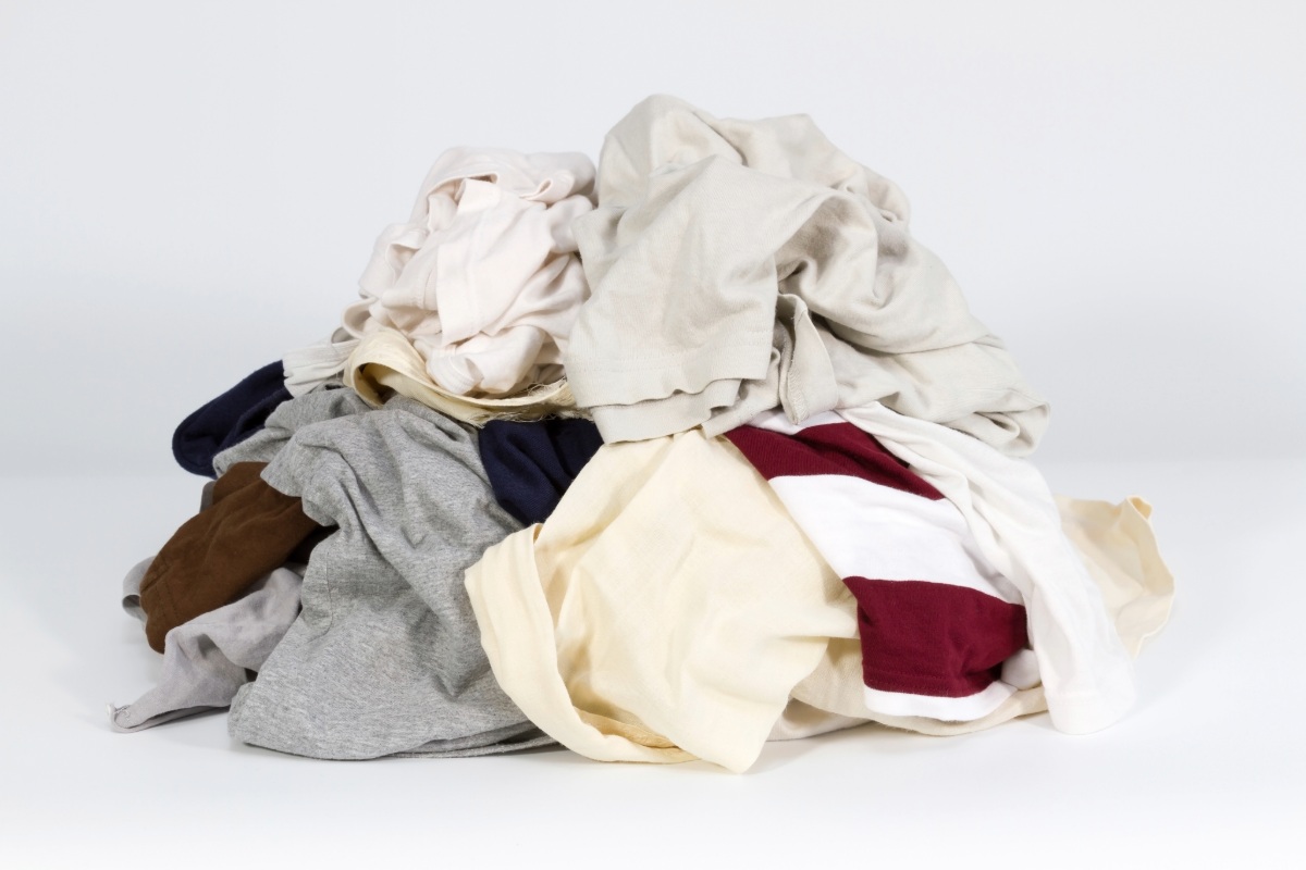 Gooi je oude t-shirts niet weg: 9 slimme ideeën om ze gemakkelijk thuis te recyclen
