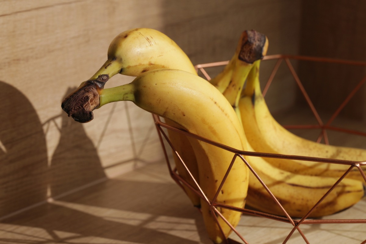 Hoe bananen bewaren zonder dat ze zwart worden: niet in de koelkast en niet in de fruitschaal