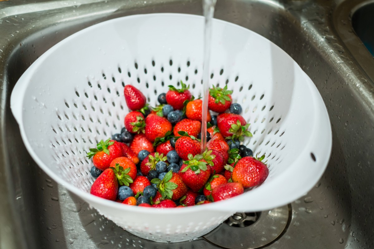 Je fruit wassen met water is niet genoeg: adviezen van experts om pesticiden effectief te verwijderen