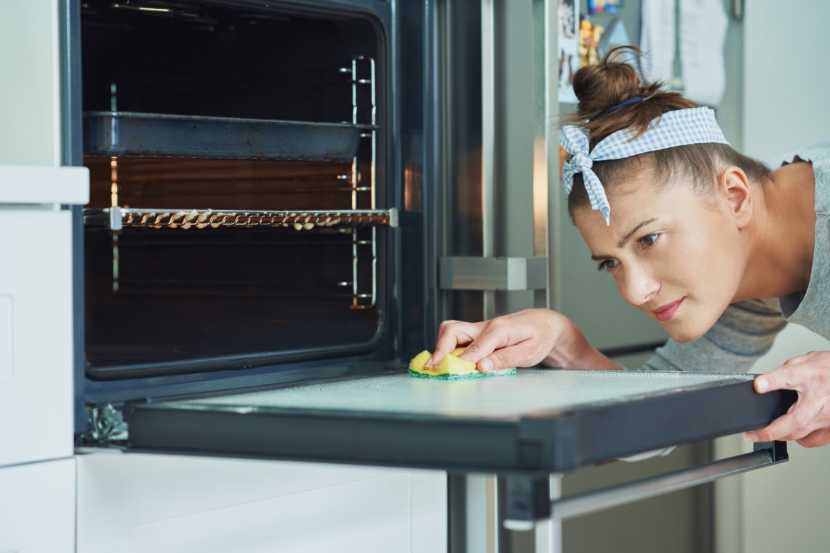 Zo maak je je oven gemakkelijk schoon met wat je al in de keuken hebt