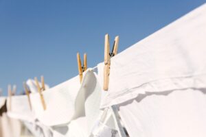 Waarom je in de zomer beter geen wasknijpers kunt gebruiken om je was goed te drogen