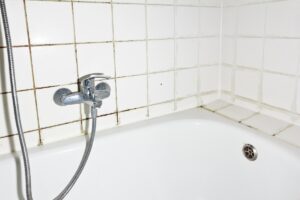 De onbekende truc met een kaars om schimmel in de badkamer te bestrijden