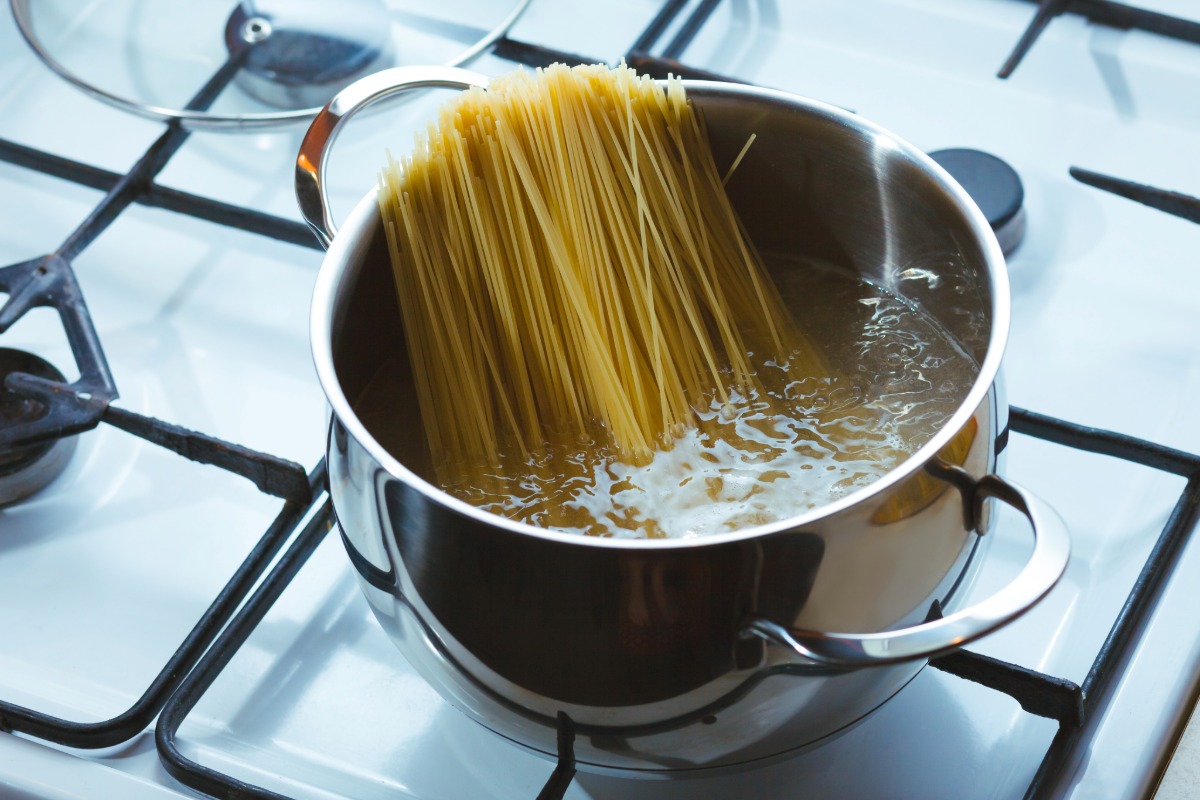 Olijfolie aan het pastawater toevoegen: een veelgemaakte fout volgens koks
