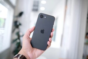 Waarom steeds meer mensen de camera van hun telefoon afplakken met een simpel plakbandje
