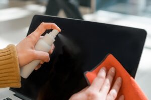 De nummer 1 fout bij het schoonmaken van een laptopscherm (en de juiste methode)