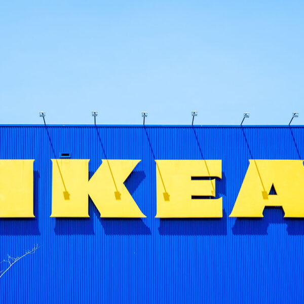 Dit is de juten mand die deze zomer een hit is bij IKEA voor minder dan 15€